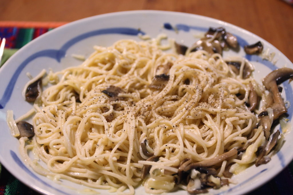 spaghetti carbonara with mushrooms