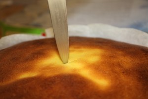 testing a cheesecake to ensure it is done
