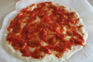 saucing pizza crust