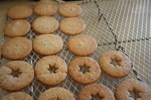 linzer cookies cooling