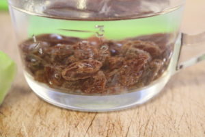soaking raisins
